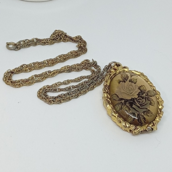 * vintage Max Factor flowers cameo locket with B&W pics inside gold tone 27" - Picture 1 of 8